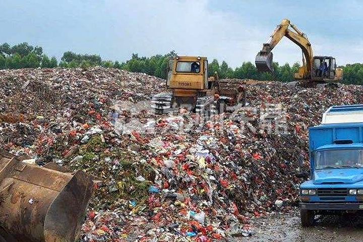 生活垃圾烘干機是鄭州東鼎針對人們日常生活過程中產生的垃圾固廢（其中包括樹枝、布料碎片、塑料、木塊、植物莖葉等）進行處理利用開發的一種專用烘干設備。